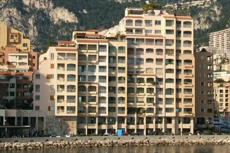 Residence with swimming pool Nice view on the gardens Entrance, fitted kitchenette, bedroom, bathro - Apartments for rent in Monaco