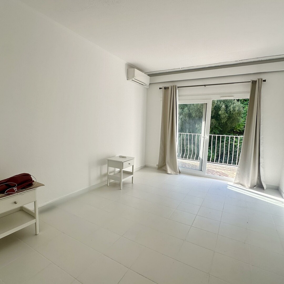 Spacious and bright 2-bedroom in the port - Apartments for rent in Monaco