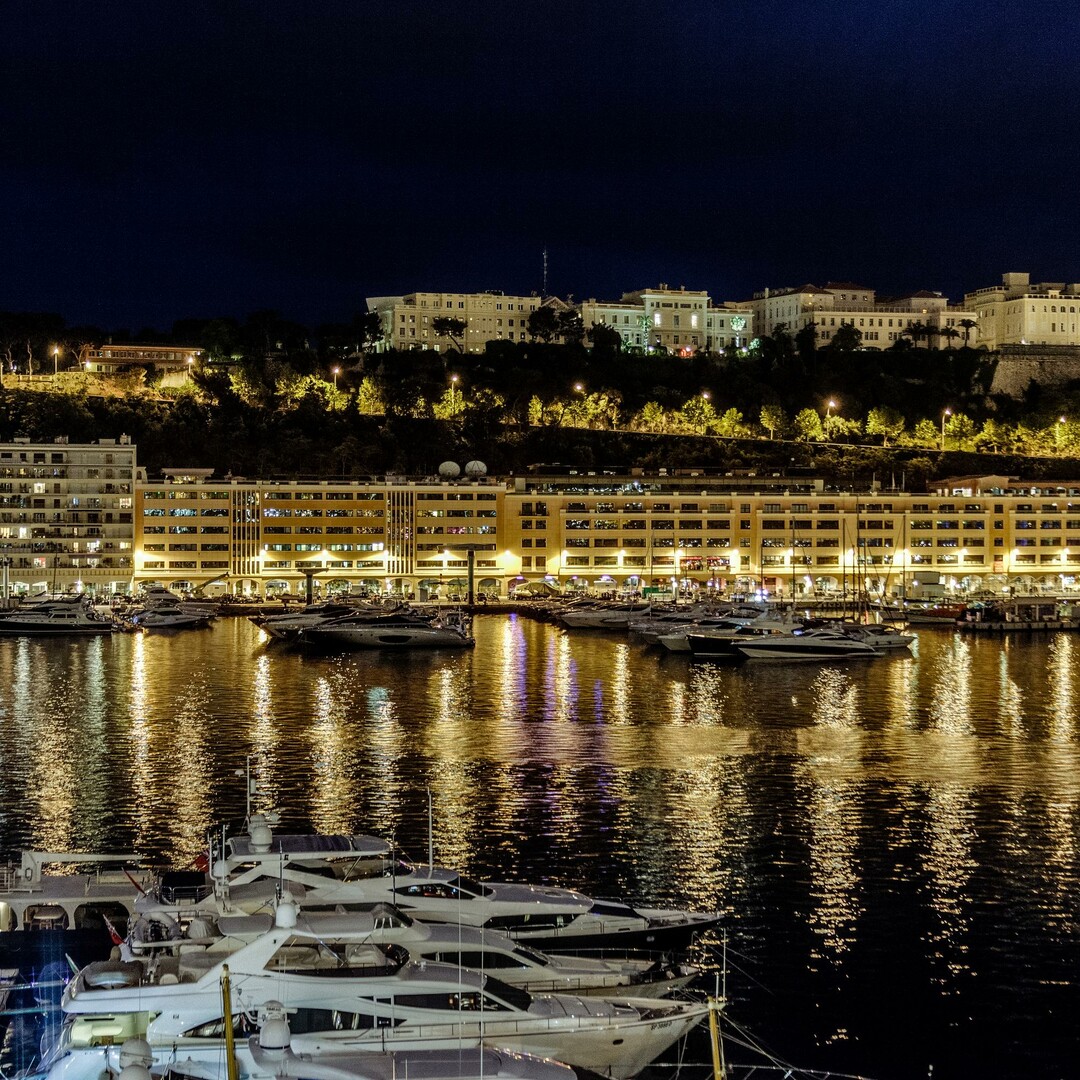 Spacious and bright 2-bedroom in the port - Apartments for rent in Monaco