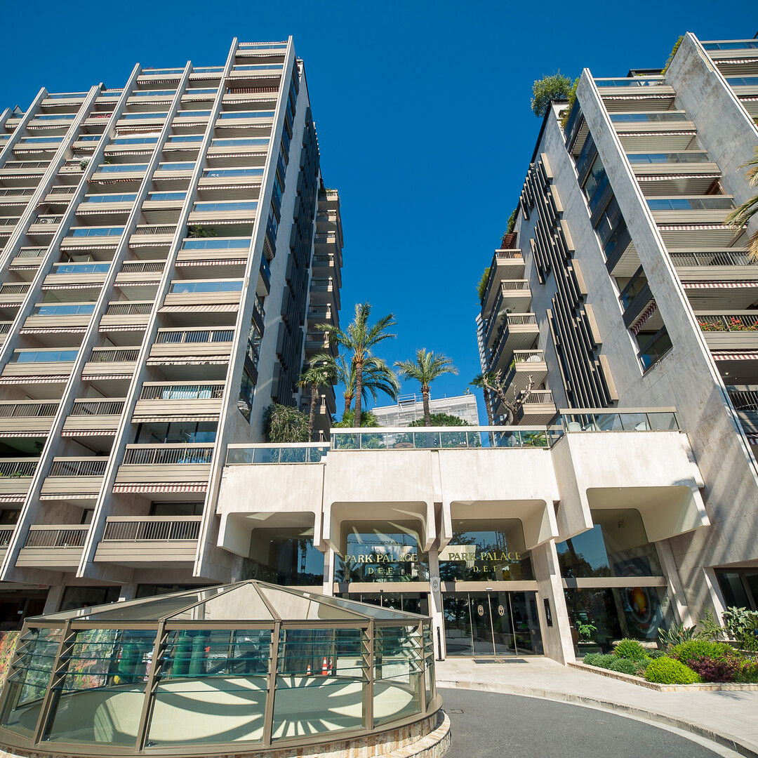 PARK PALACE: STUDIO - TERRACE - CELLAR - PARKING