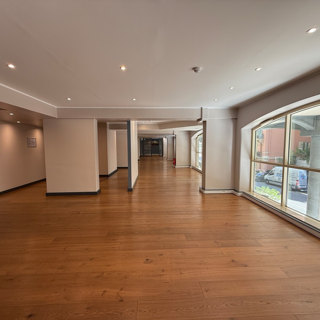 Large office with 3 parking spaces at the Rocazur