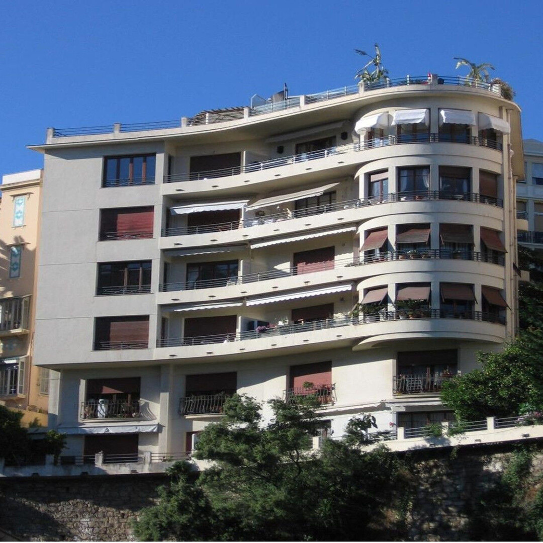 Building in the center Entrance, living room, 2 rooms, furnish, bathroom, terrace. 1 cellar