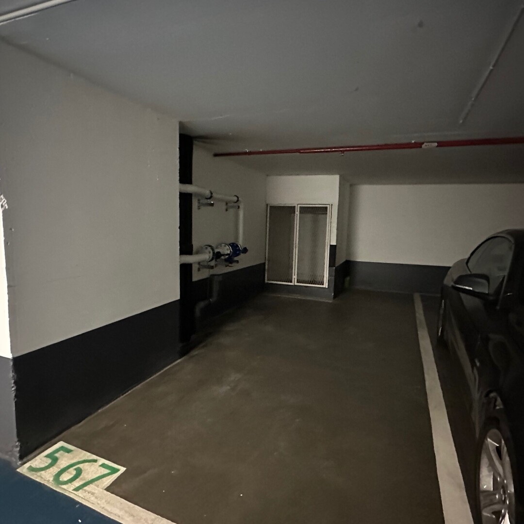 MONTAIGNE: PARKING FOR RENT