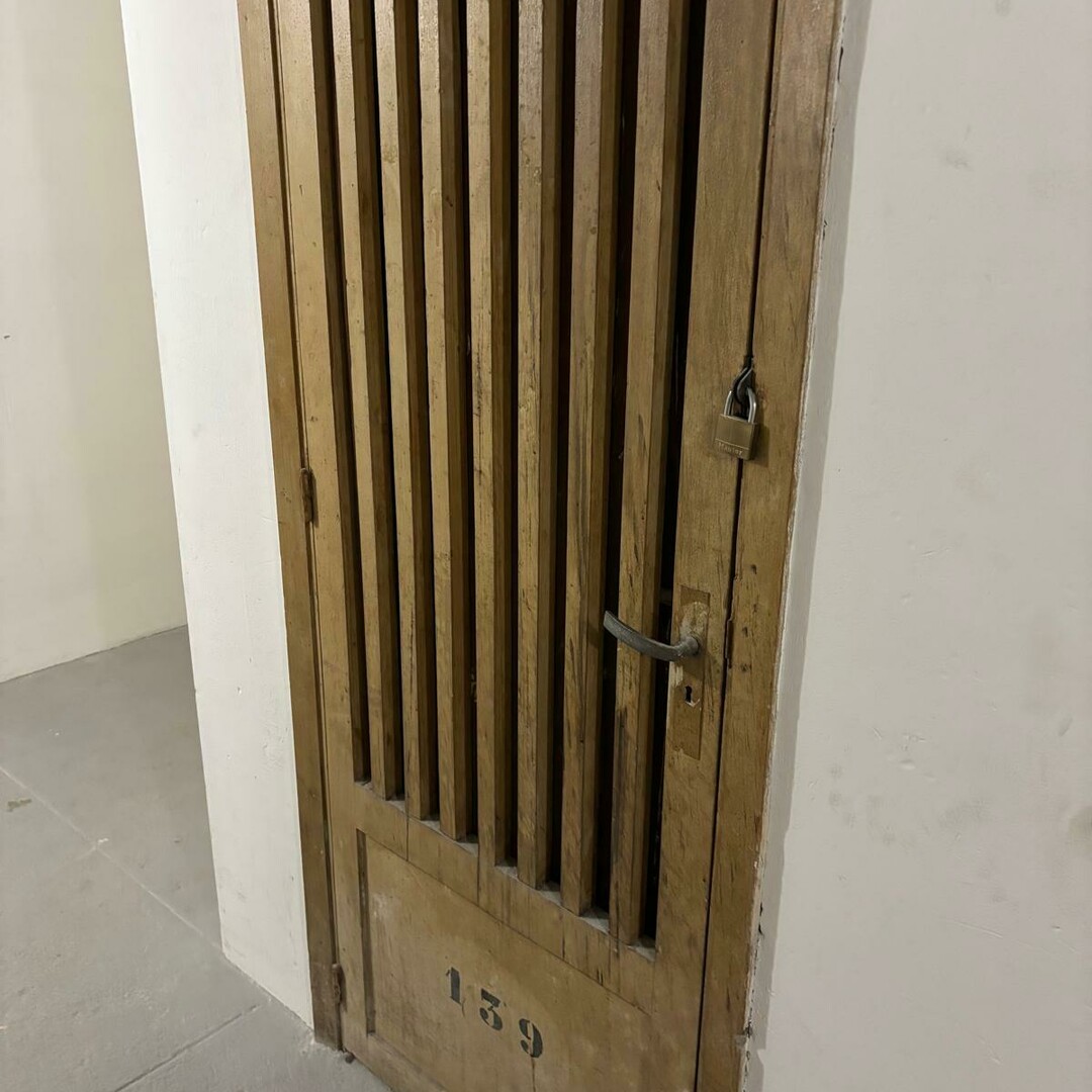 AUTEUIL: CELLAR FOR RENT