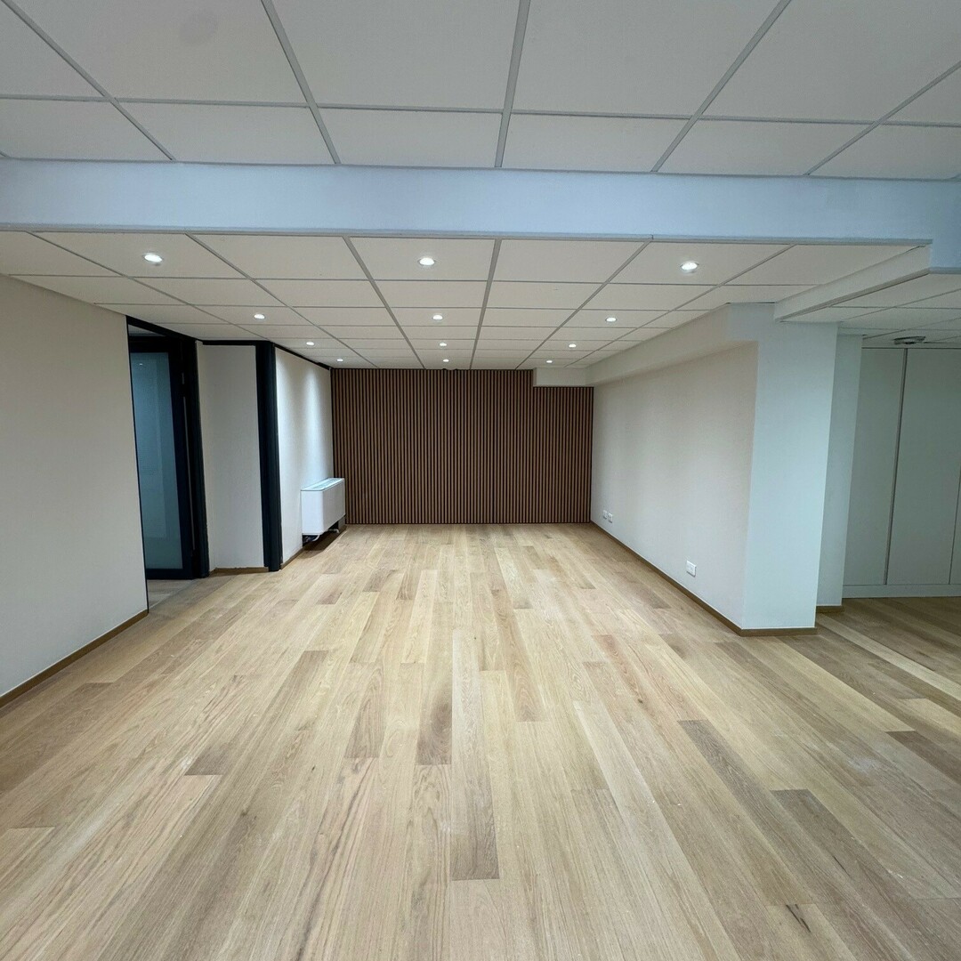 Renovated office rental Carré d'Or in luxury building with independent access