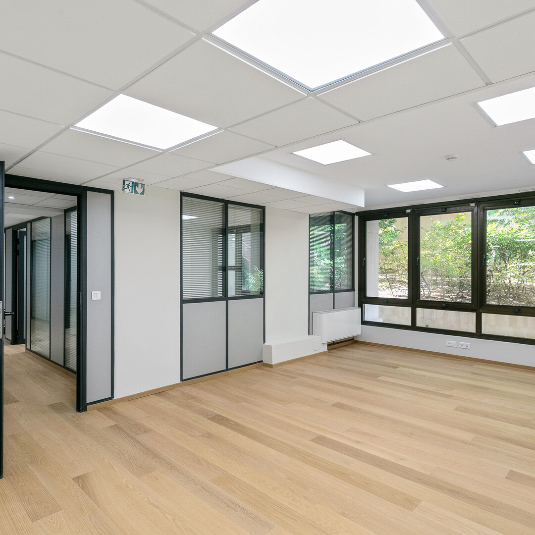 Renovated office rental Carré d'Or in luxury building with independent access
