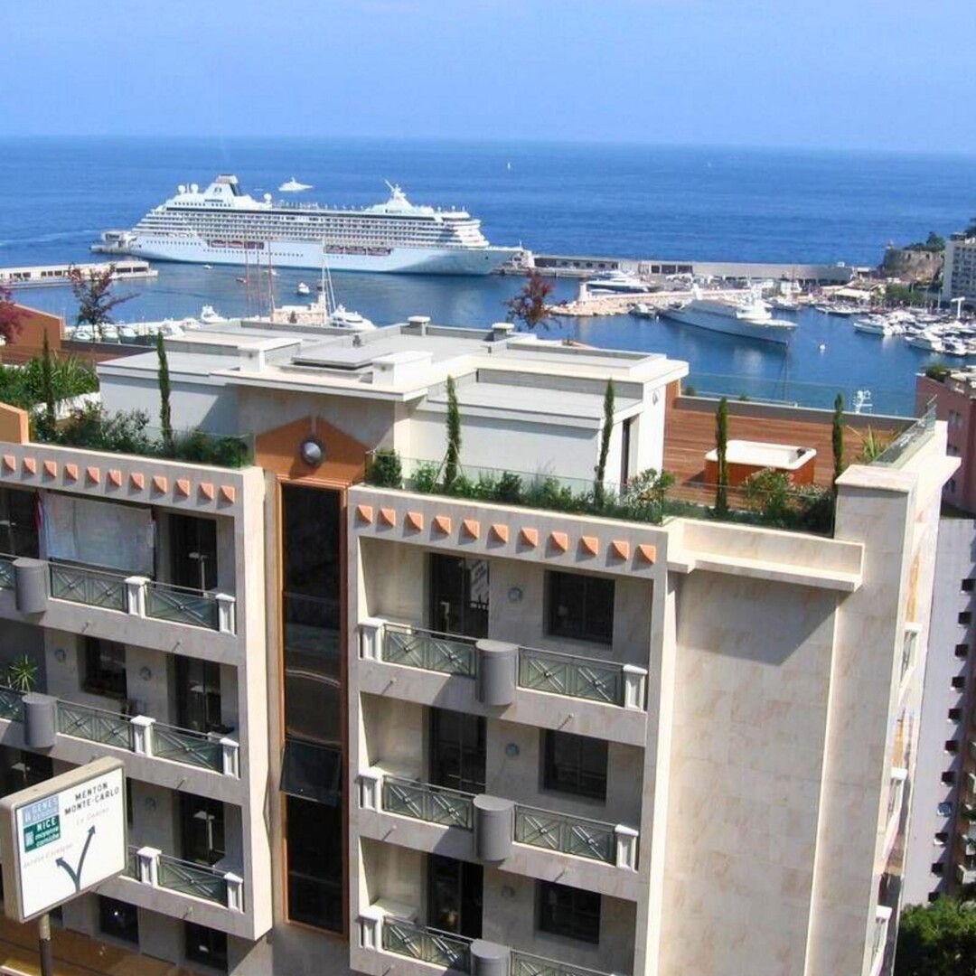 Central position | 2-bedroom apartment | Port and Rocher views