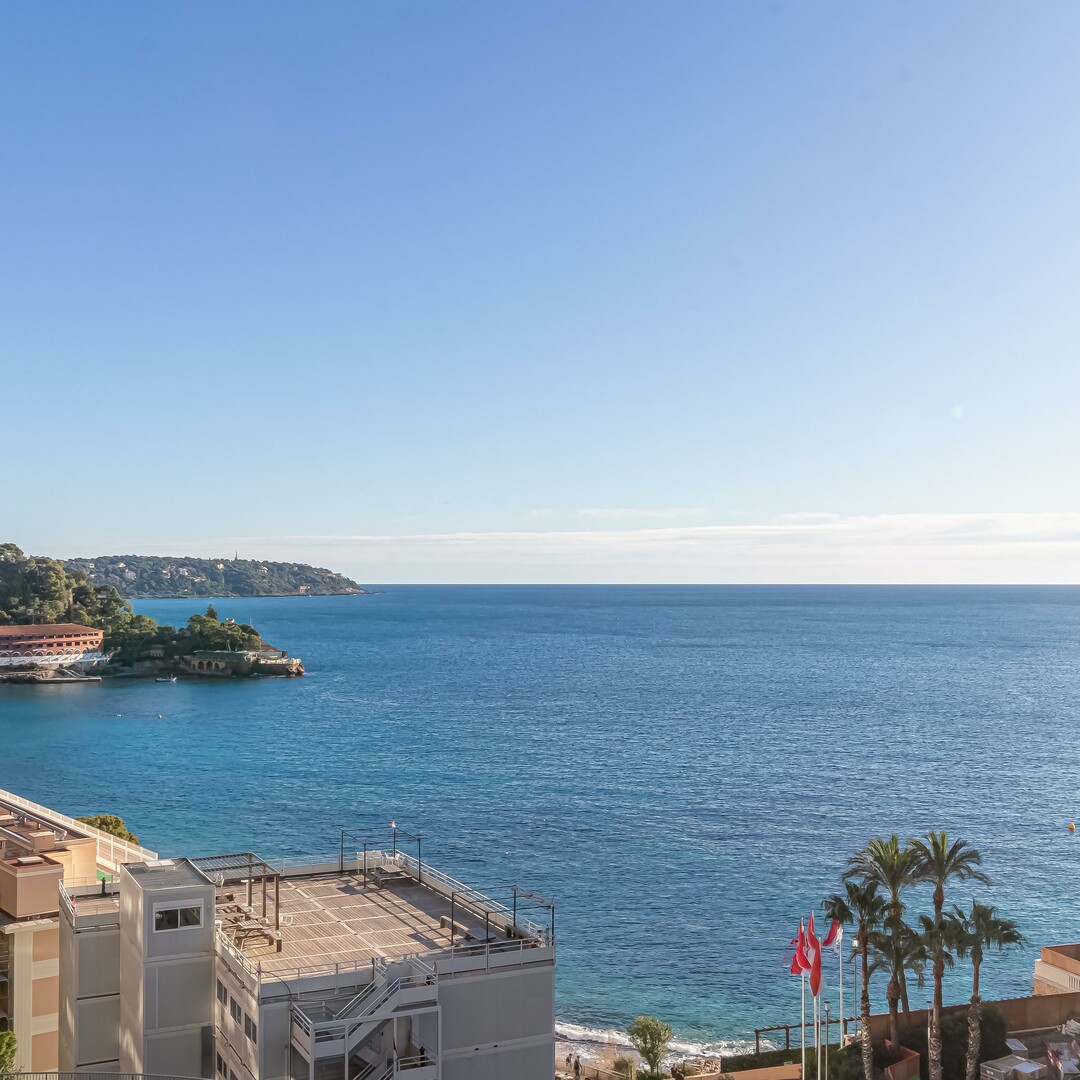 New prestigious beachfront development - 3-bedroom apartment - Sole agent