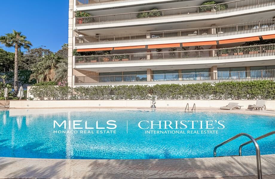 Three-roomed apartment in Golden Square SOLE AGENT