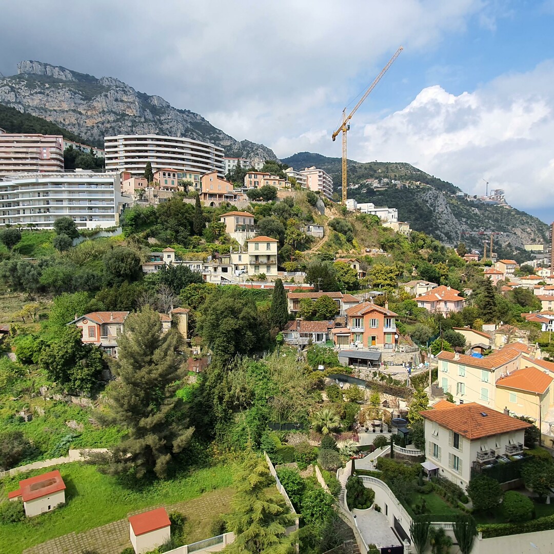 Studio on high floor with lovely mountains view