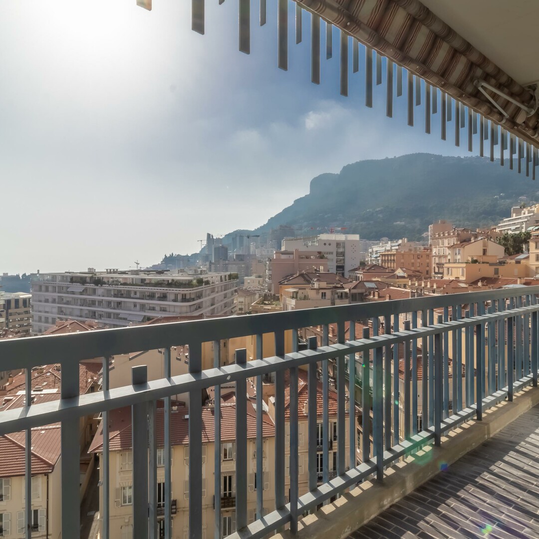 Renovated and furnished 2-bedroom apartment with views