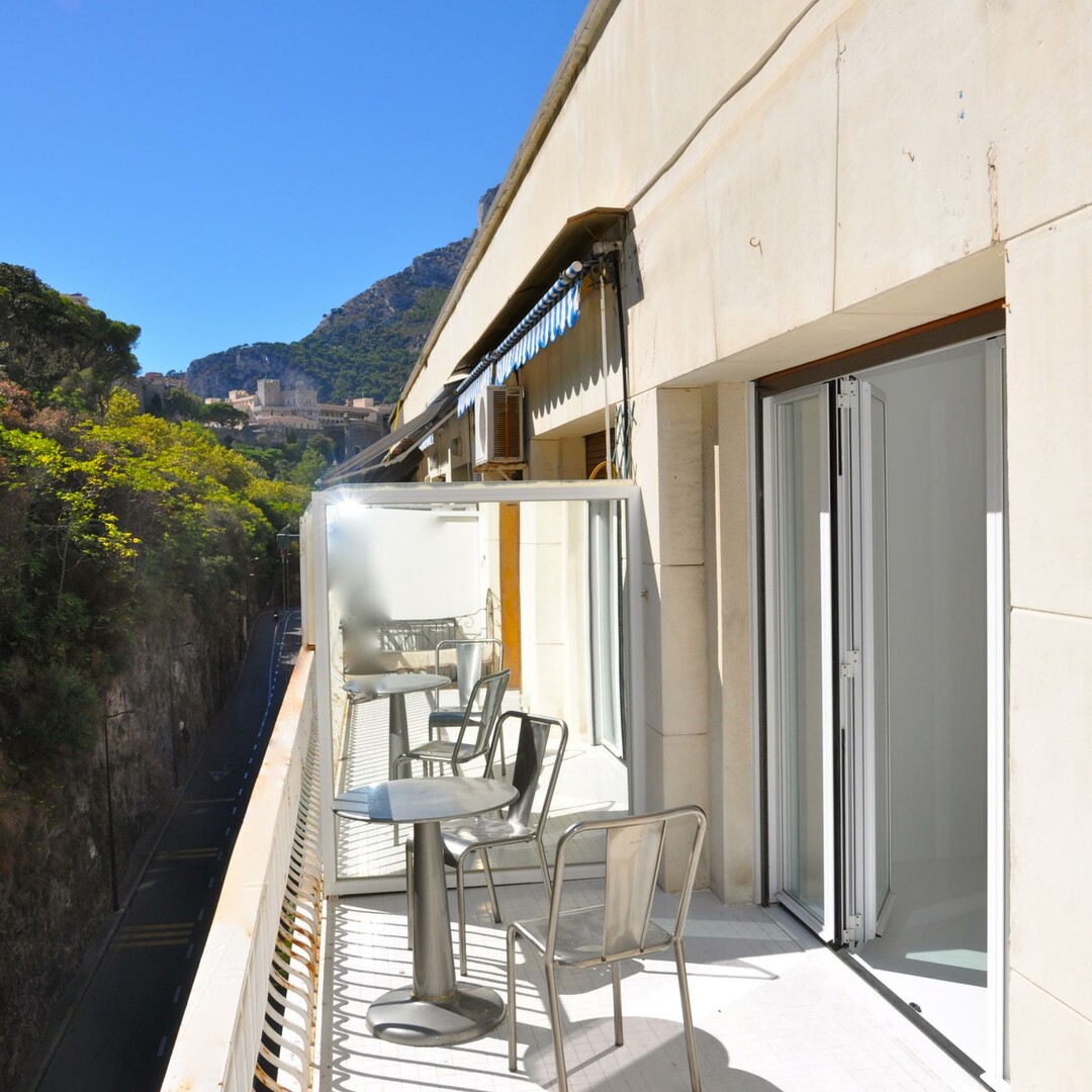 Modern 1-bedroom, bright and airy! Must see!