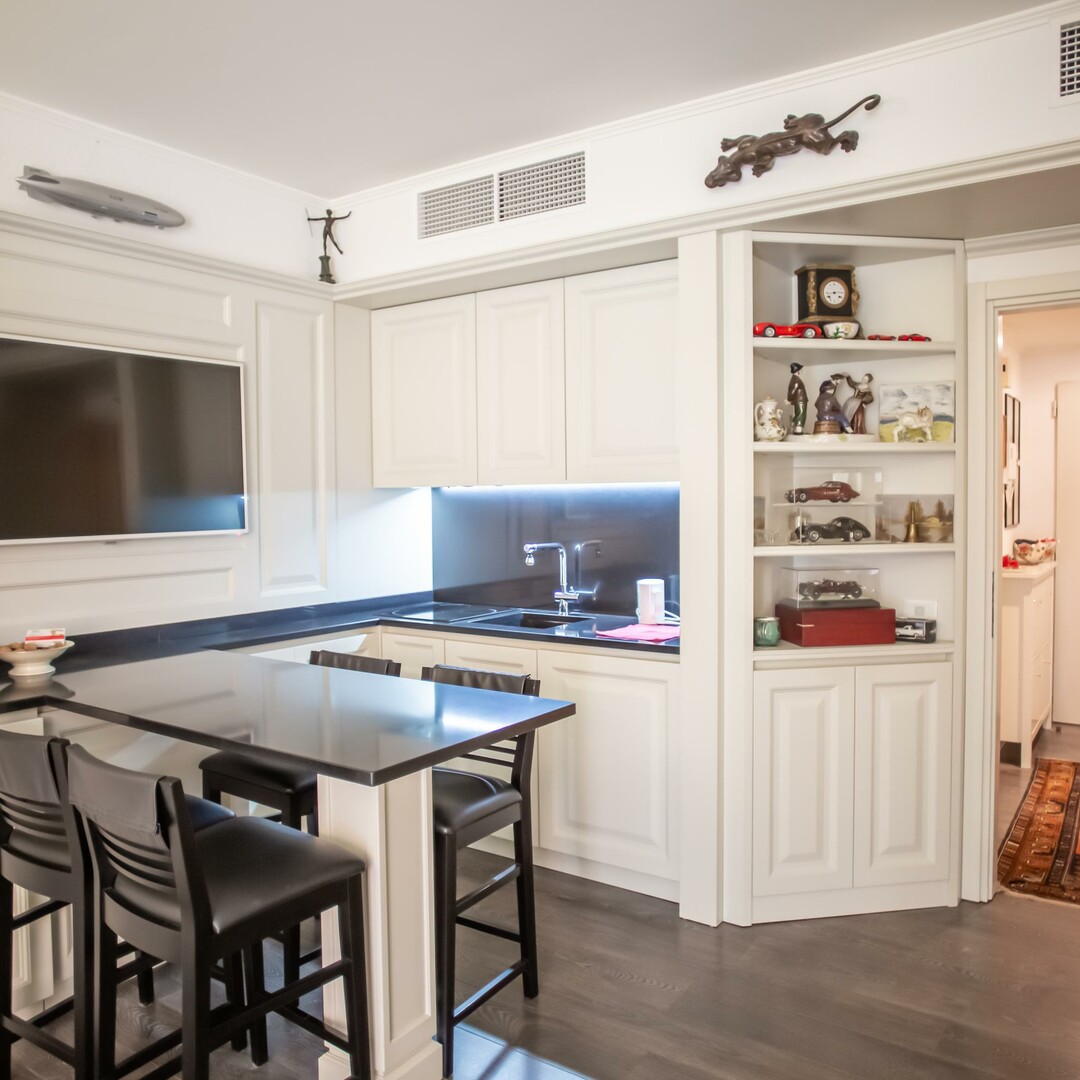 LARGE STUDIO IN GOLDEN SQUARE | PERFECT PIED A TERRE