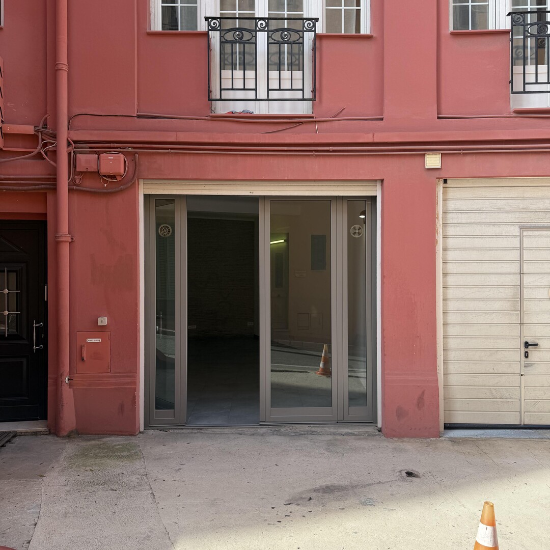 Retail space with shop window – direct access to Rue Plati ( no leasehold rights )