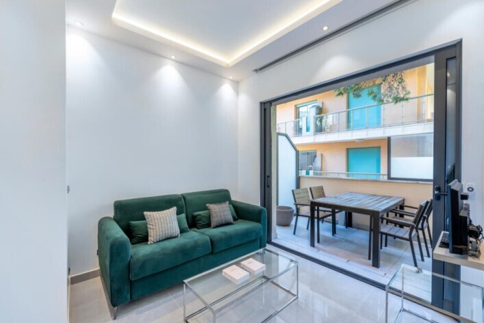 Superb mixed-use studio