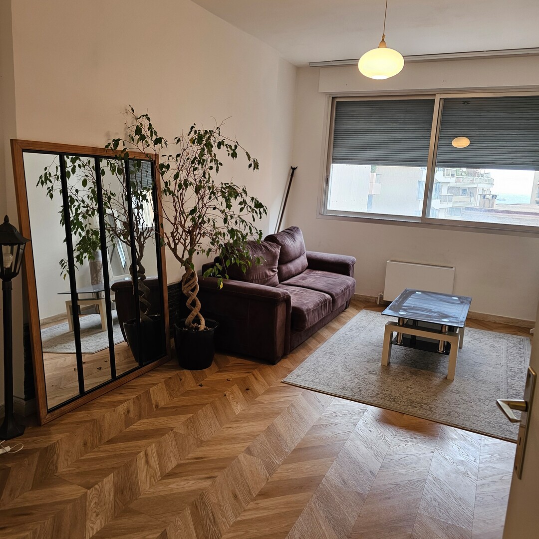 LARGE STUDIO