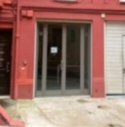 To be seized! Local with window direct access to the street