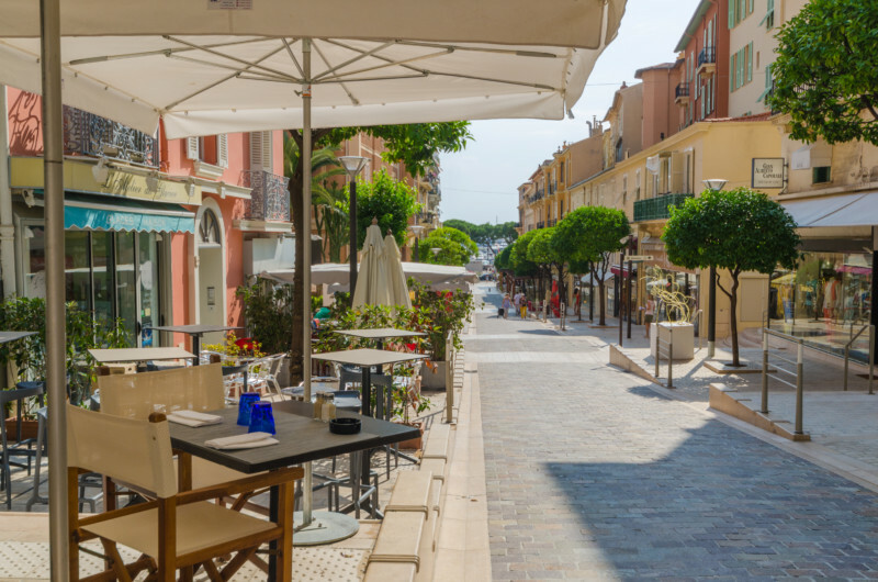 COMMERCIAL PREMISES - PRECARIOUS LEASE