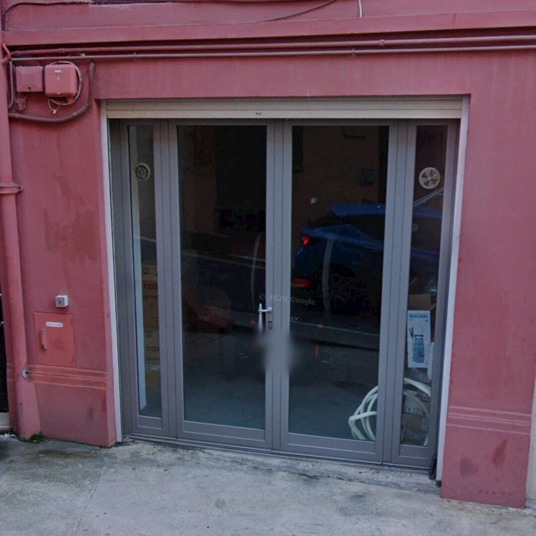 Local with direct access to the street