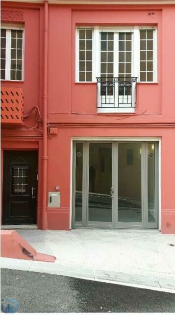 Local with direct access to the street