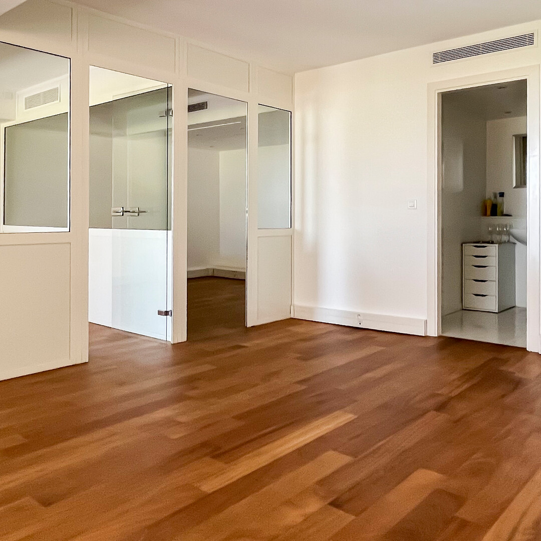 Independent office with showcase