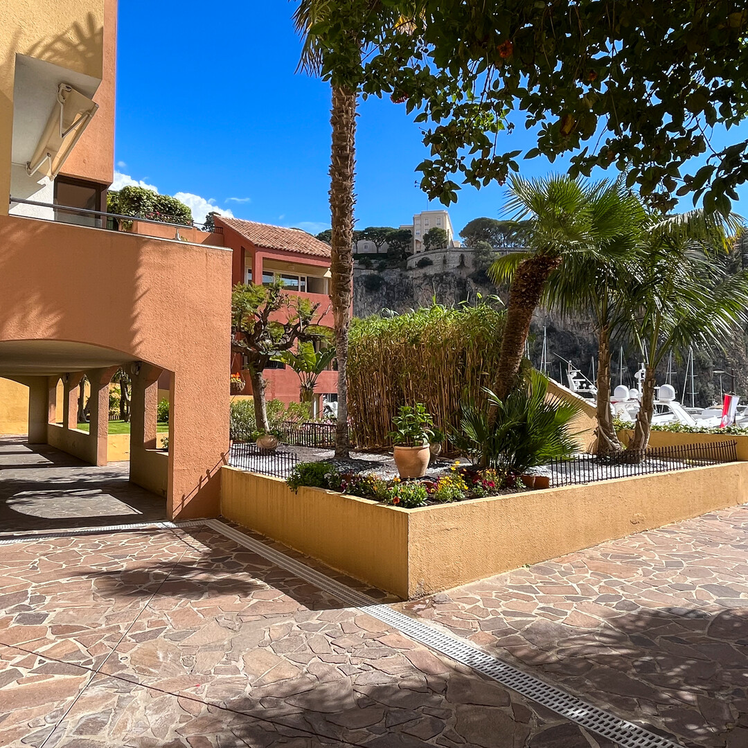 Independent office with showcase