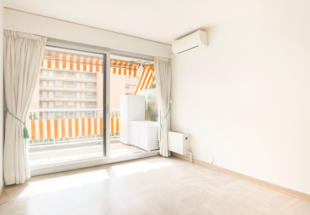 LARGE AIR-CONDITIONED STUDIO WITH TERRACE
