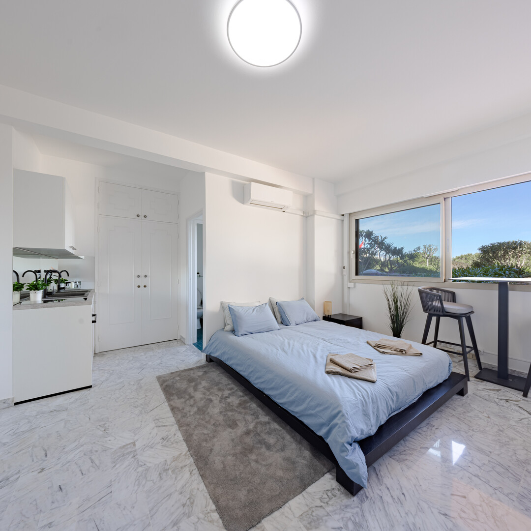 RENOVATED MIXED-USE APARTMENT