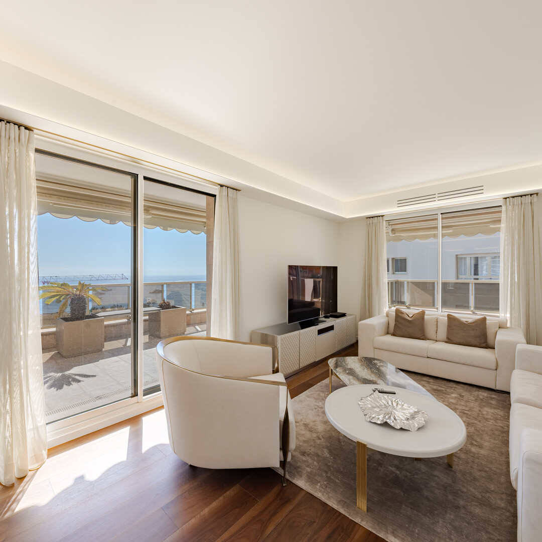 MAGNIFICENT PENTHOUSE CLOSE TO THE BEACHES