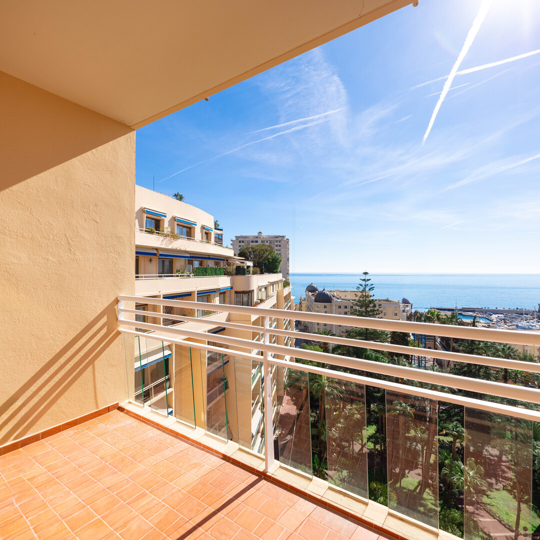 2  BEDROOM APARTMENT RENOVATED WITH SEA VIEW