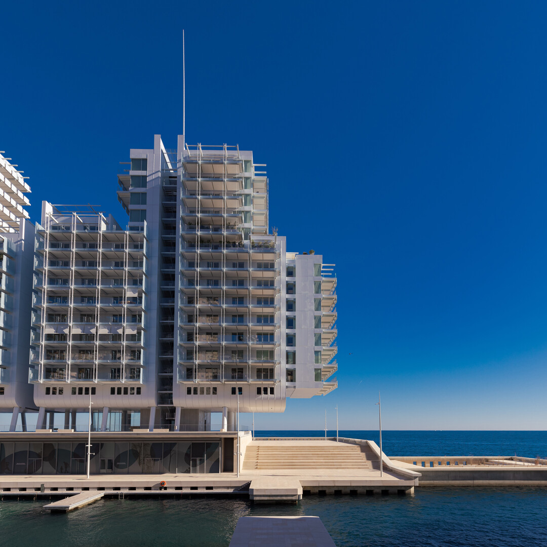LUXURIOUS 3-BEDROOM APARTMENT WITH SEA AND MARINA VIEW