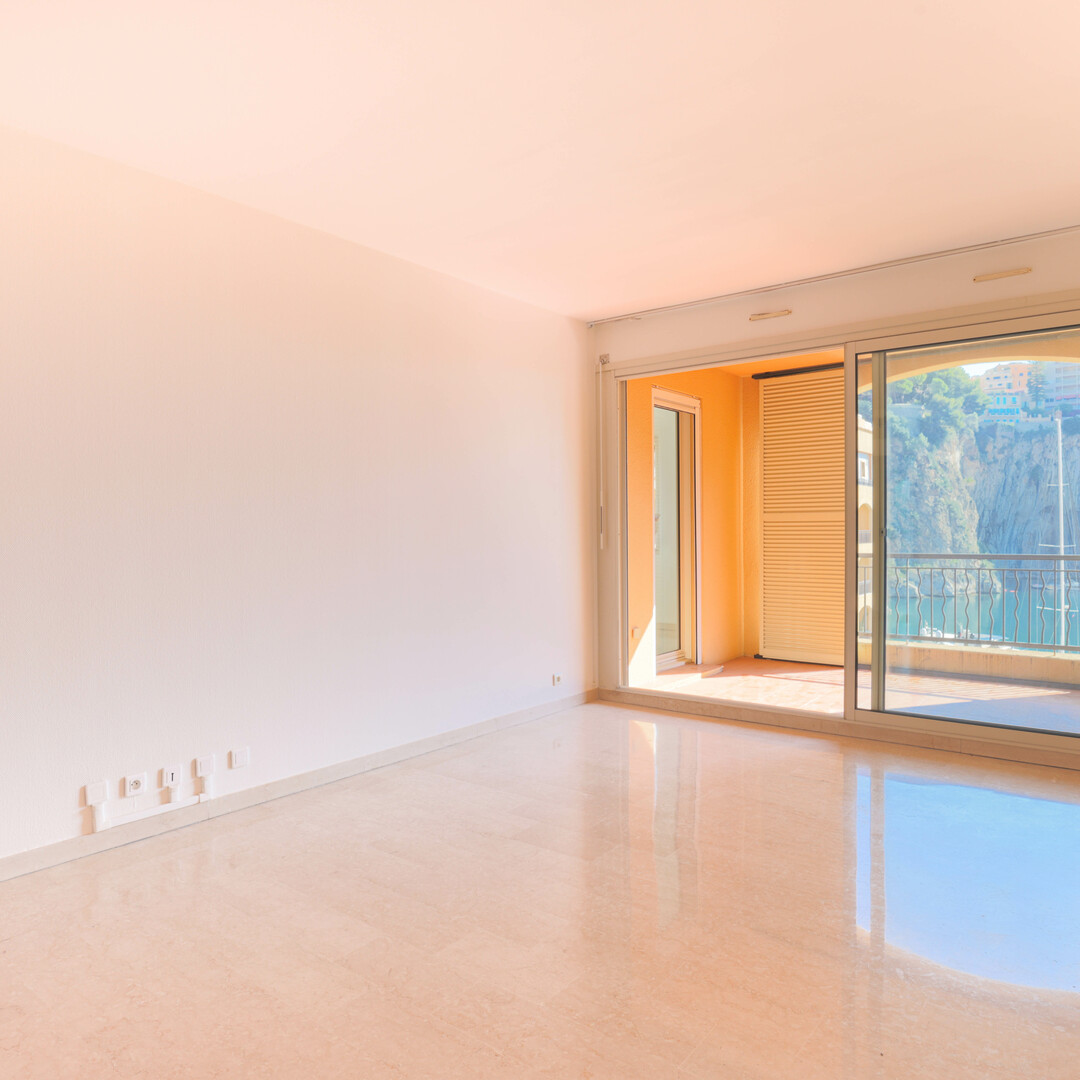 LARGE TWO-ROOM OFFICE ON THE PORT OF FONTVIEILLE - RESIDENCE ‟LE BOTTICELLI‟