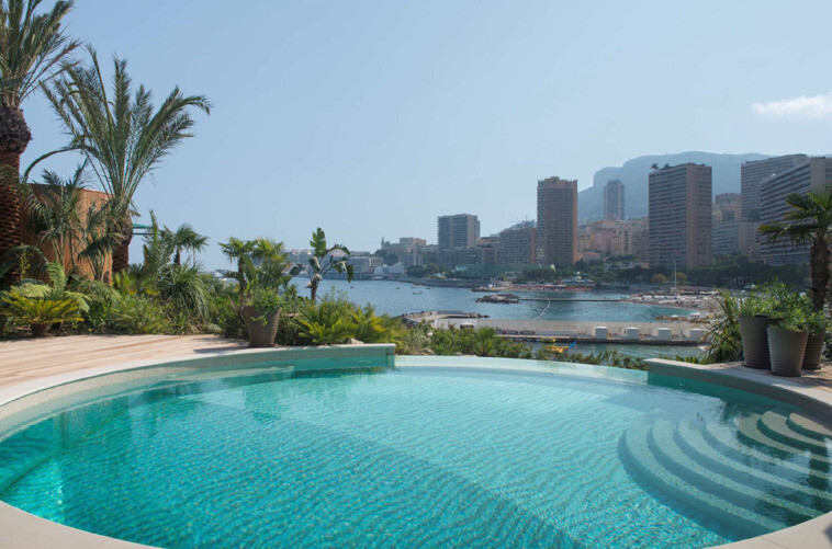 RARE BEACHFRONT VILLA - LARVOTTO