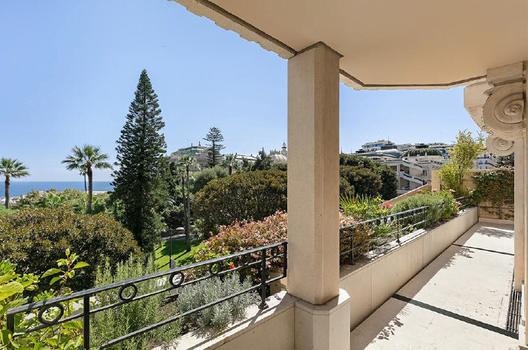 RARE 5 ROOM APARTMENT WITH VERANDA - RESIDENCE LE METROPOLE CARRÉ D'OR