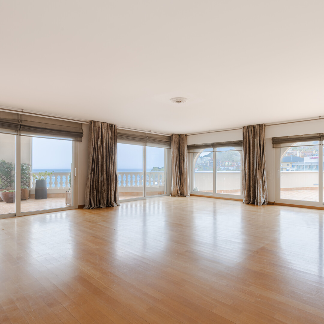 MAJESTIC 5 BEDROOM APARTMENT WITH POOL AND SEA VIEW