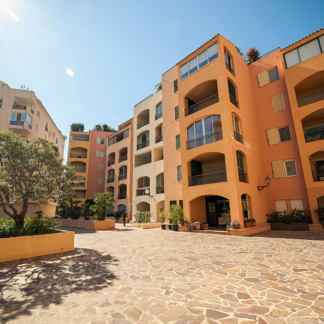 TWO-ROOM APARTMENT WITH TERRACE AND PARKING IN FONTVIEILLE