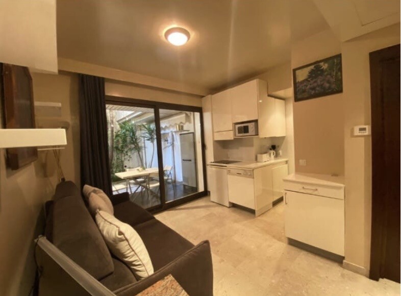 STUDIO WITH PRIVATE GARDEN