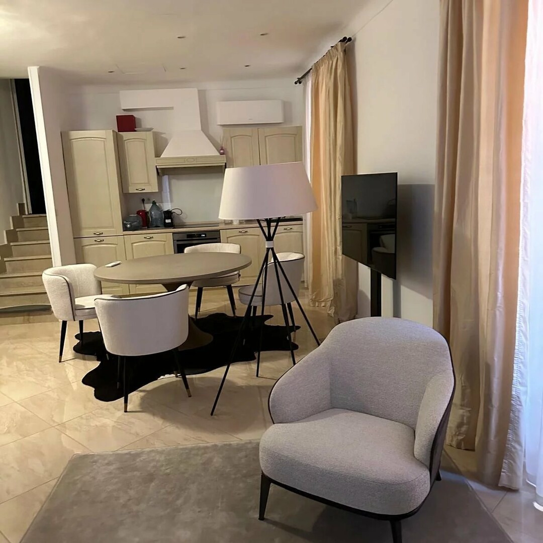 Spacious Mixed Use 2/3-Room Apartment