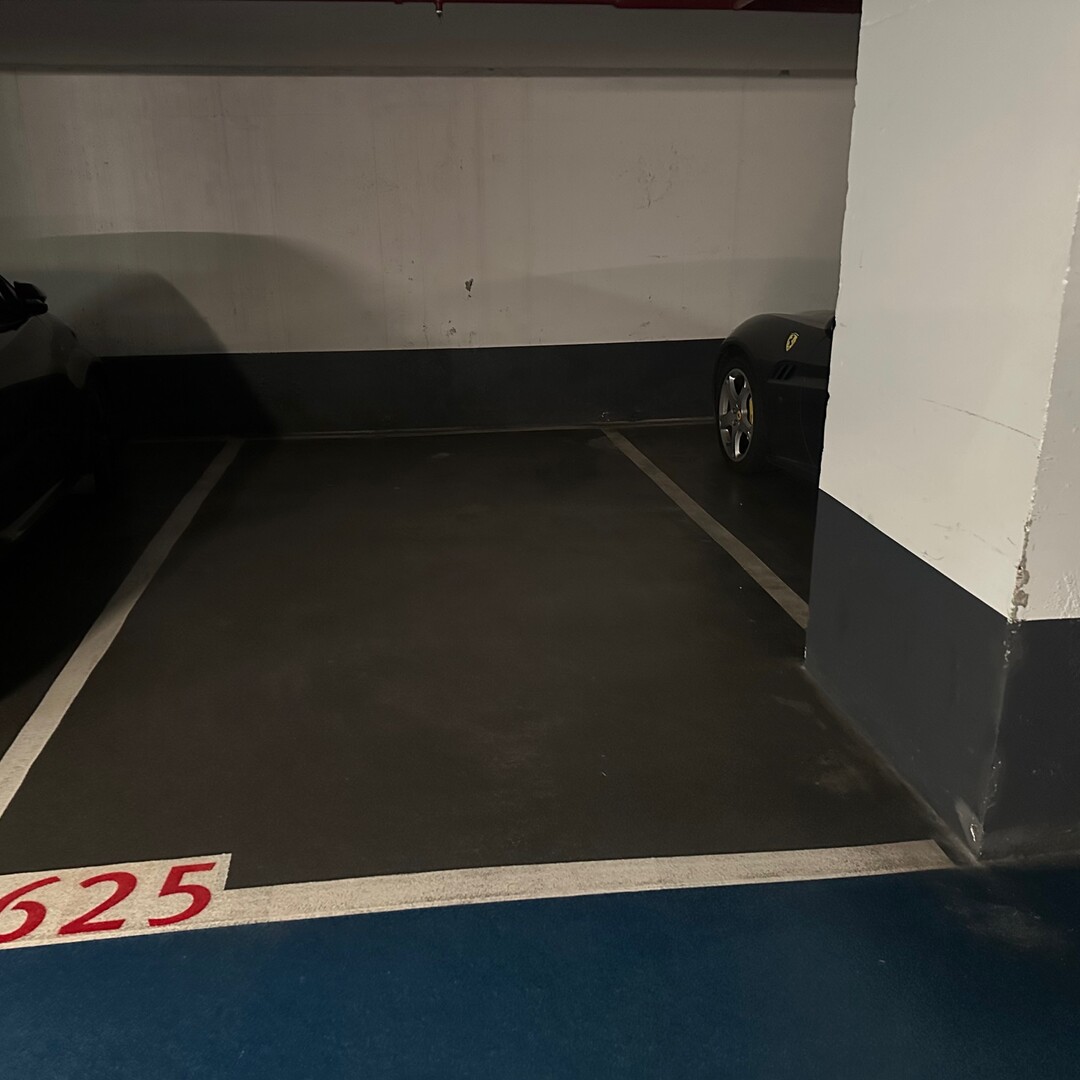 MONTAIGNE: PARKING FOR RENT