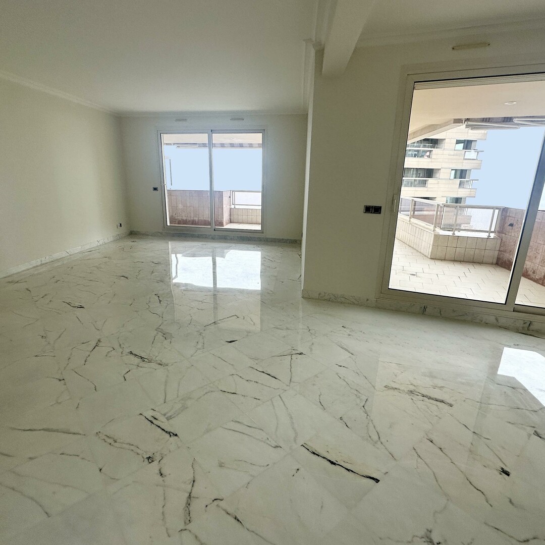 Excellent 2-bedroom apartment | Volumes, views and great parking!