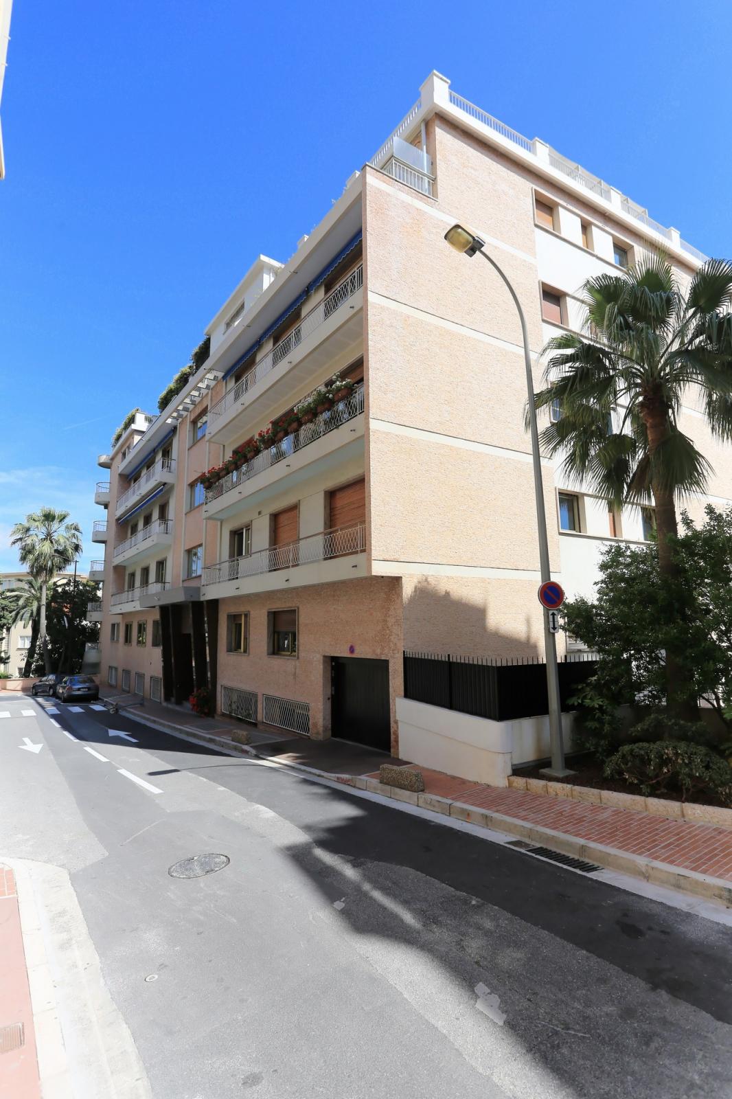 Sole Agent – High-end renovated luxury apartment with sea view