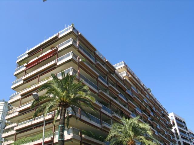 Sole Agent – High-end renovated luxury apartment with sea view