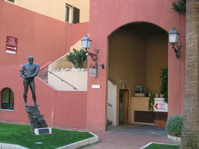 Sole Agent – High-end renovated luxury apartment with sea view