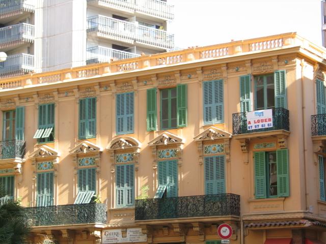 Sole Agent – High-end renovated luxury apartment with sea view