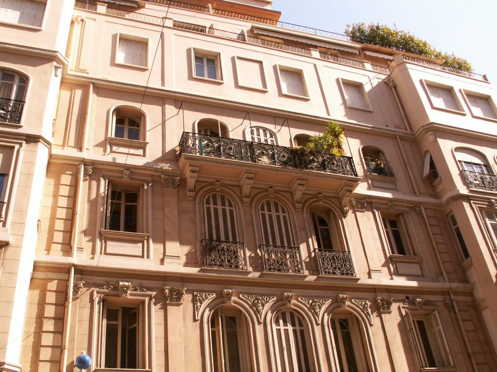 Sole Agent – High-end renovated luxury apartment with sea view